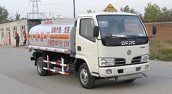東風(fēng)金霸化工液體運(yùn)輸車(chē)