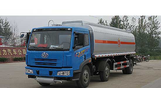 解放小三軸化工液體運(yùn)輸車(chē)